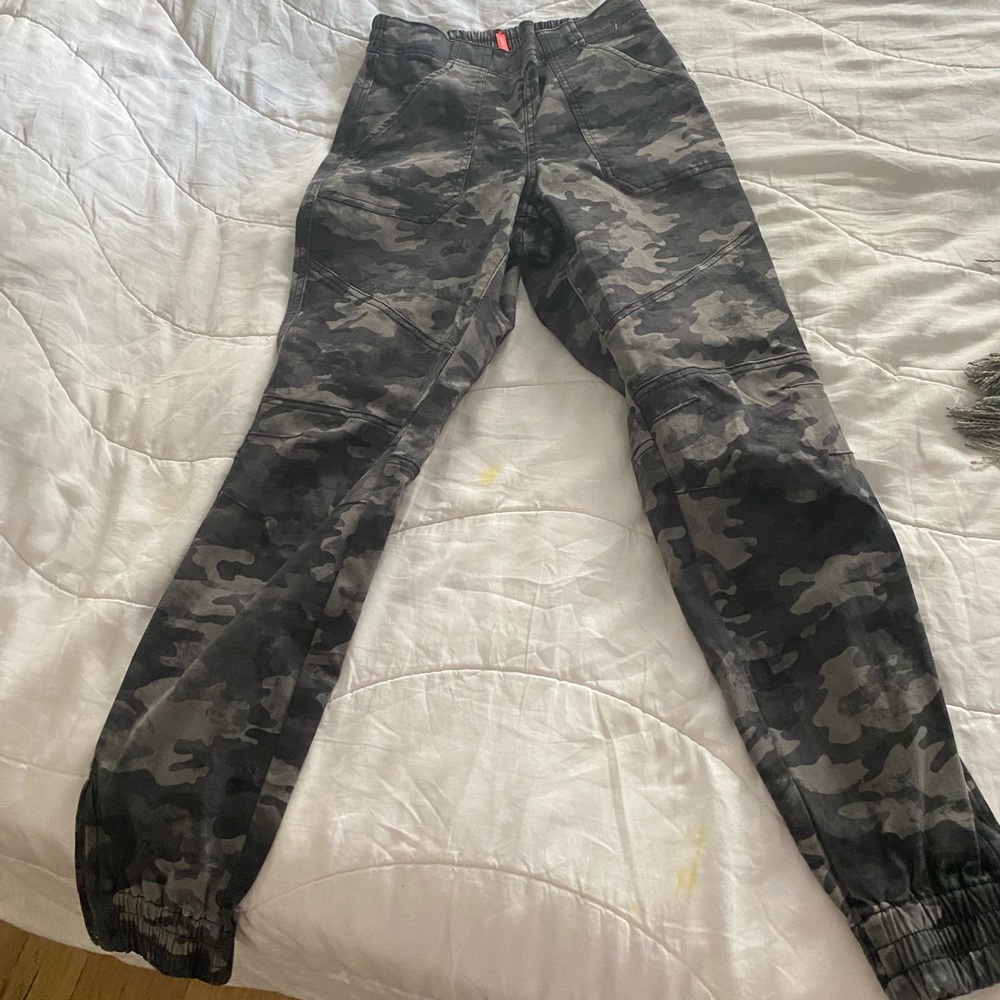 Spanx tell Cargo pants brand new never worn sz small